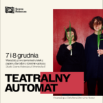 Grafika promująca warsztaty Teatralny Automat. Po prawej stronie zdjęcie dwóch kobiet w czarnych strojach na czerwonym tle. Kobiety trzymają w dłoniach liście cebuli dymki. Po lewej stronie na beżowym tle znajdują się informacje o warsztatach.